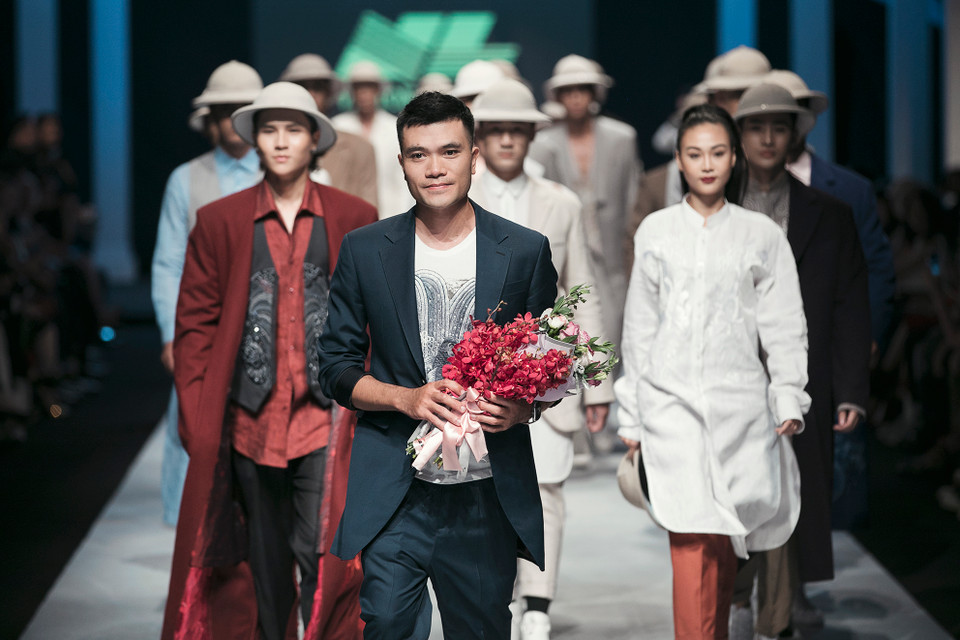 Nhà thiết kế Vũ Việt Hà cùng bộ sưu tập vest ấn tượng.