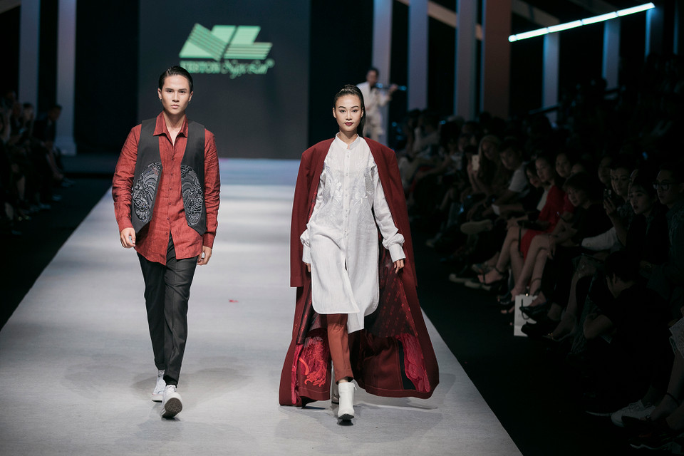 Bộ sưu tập 'Vượt vũ môn' của nhà thiết kế Vũ Việt Hà, thương hiệu Veston Ngọc Lan đã đưa giới mộ điệu trở về không gian Hà Nội của những năm 40 thế kỷ trước.