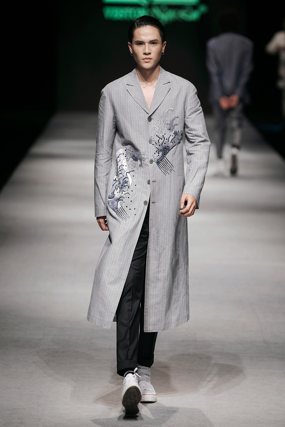  Nhà thiết kế cho biết, muốn gửi gắm thông điệp về ước muốn khẳng định bản thân, sự nỗ lực và khát vọng muốn thăng hoa, lột xác lên thành hình mẫu lý tưởng của cái đẹp. 