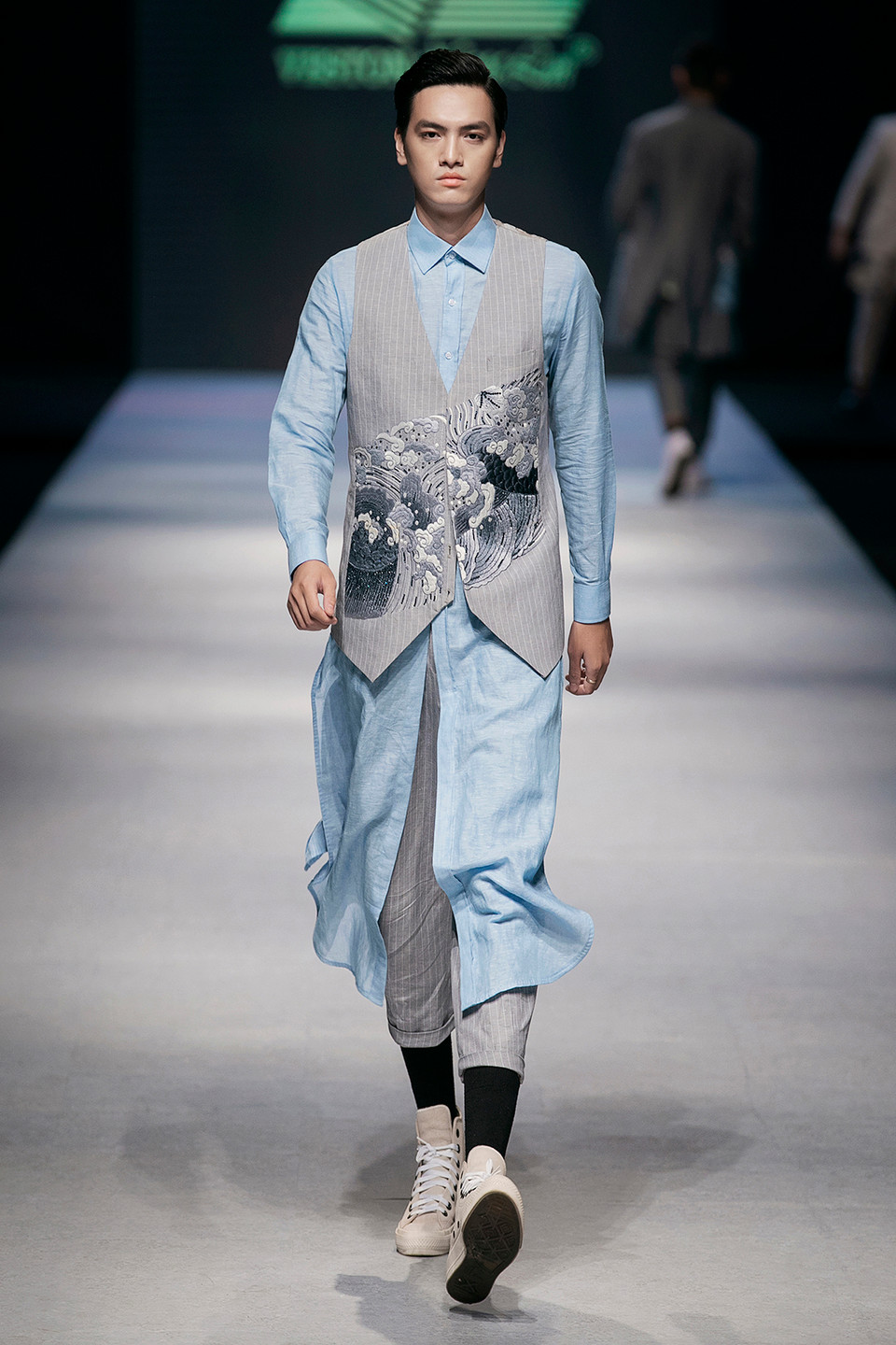 Nhà tạo mốt đã thiết kế những bộ vest theo hướng rất phóng khoáng với dáng free -size kết hợp quần baggy ngố đa chất liệu dễ dàng thay đổi theo mùa. 