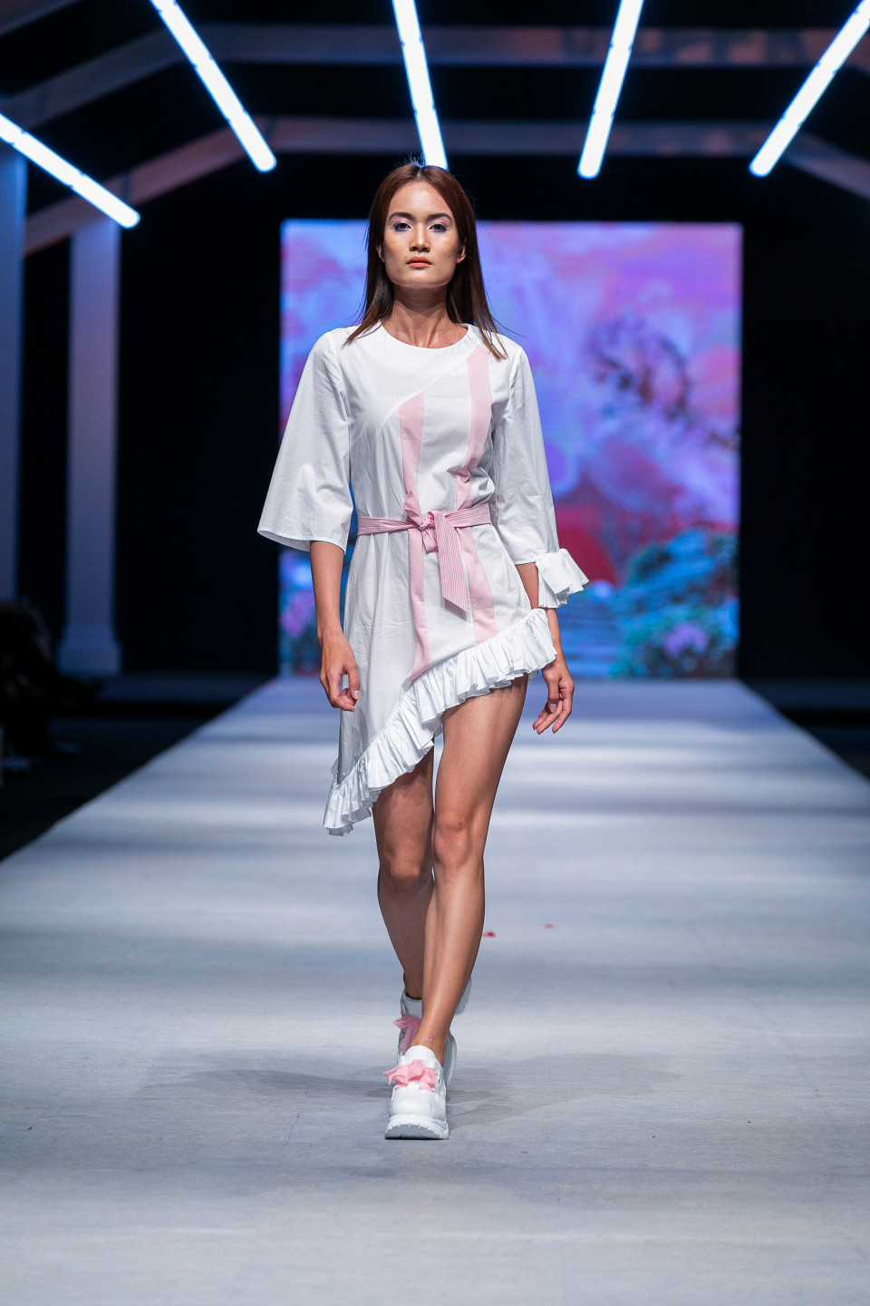 Anh chia sẻ: ‘Tôi nghĩ rằng phụ nữ không nhất thiết lúc nào cũng phải dịu dàng, điệu đà mà có thể cá tính và độc lập một chút.’ 