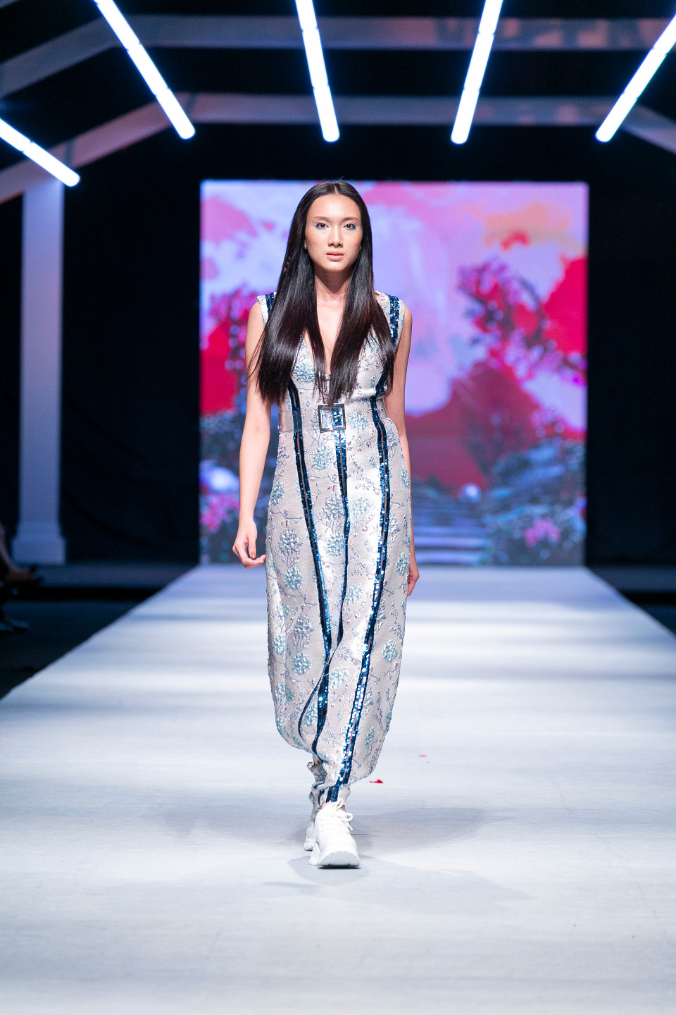 Chính những ký ức một thời mộng mơ đó đã trở thành cảm hứng để anh tạo nên bộ sưu tập mang tên ‘Love Land.’