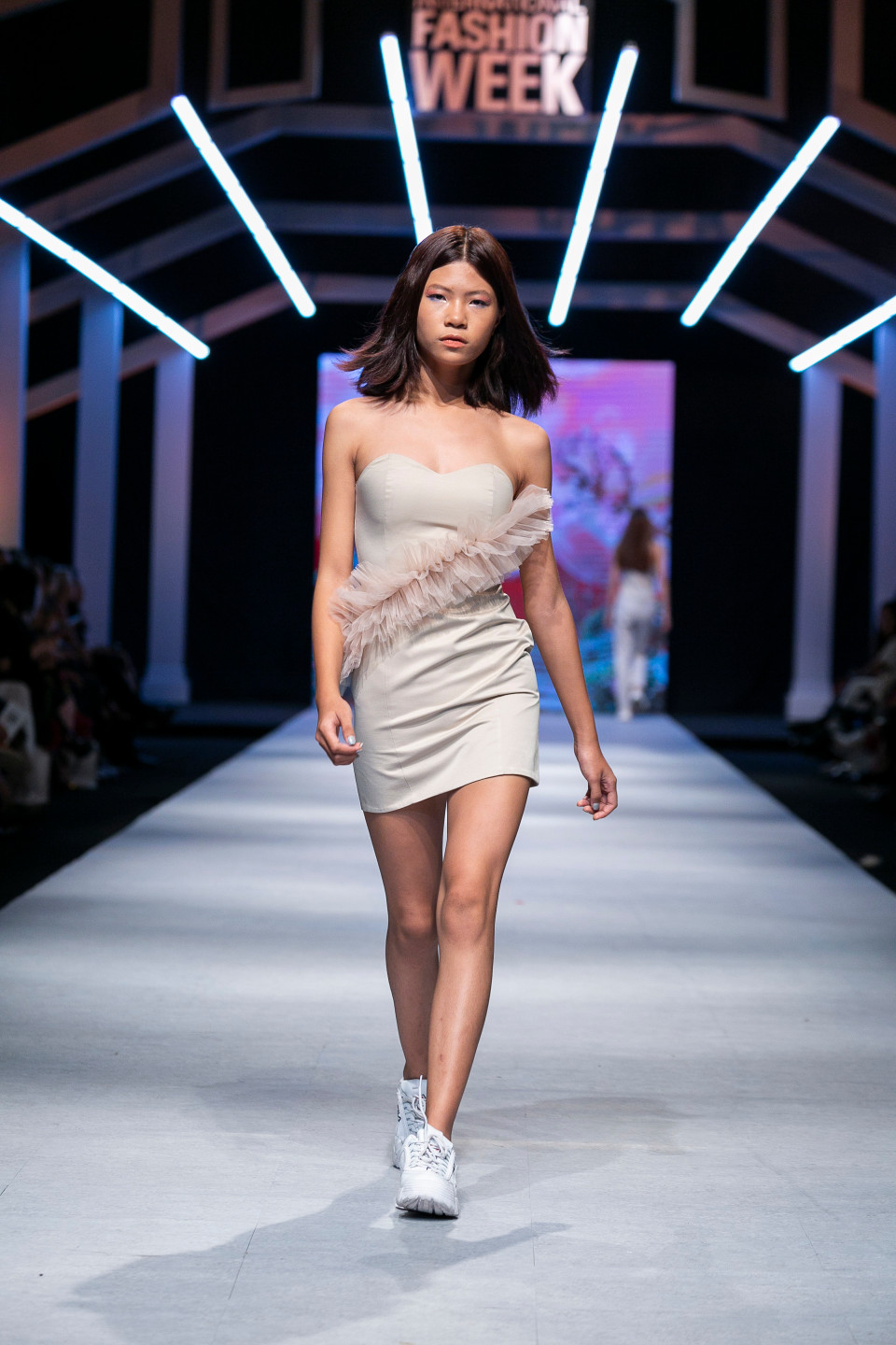 Anh chọn giày thể thao kết hợp cùng những bộ cánh thướt tha, bay bổng. 