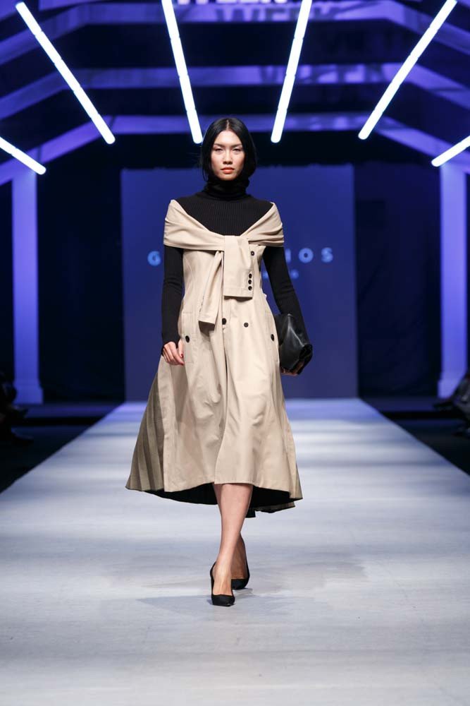 Những chiếc đầm suông dài hay chân váy xếp ly cùng chất liệu voan mỏng là điểm nhấn xen kẽ những thiết kế.