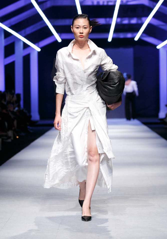 Những món đồ thông dụng của mùa Thu Đông như áo choàng dài, áo khoác, khăn len hay kính mát đều xuất hiện trong bộ sưu tập. 