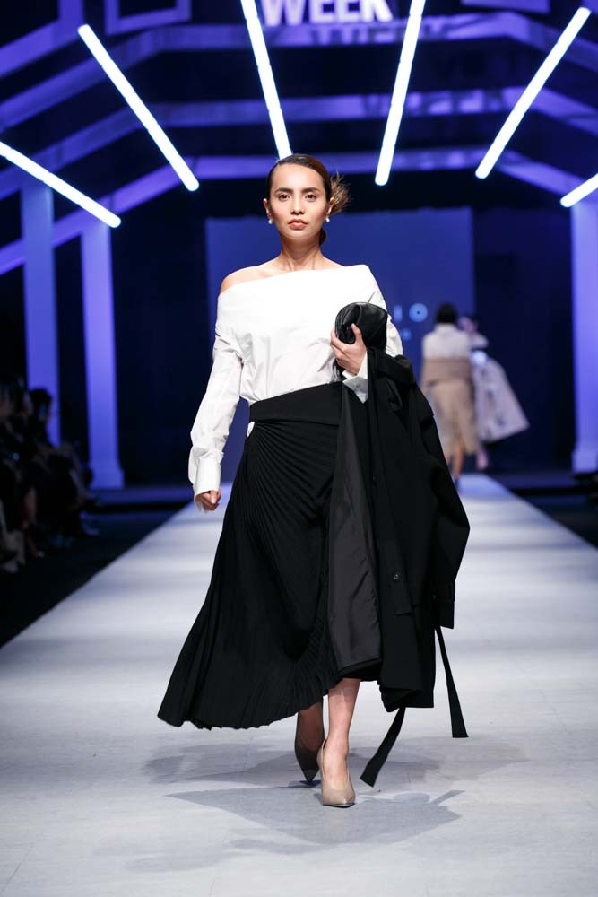 Chỉ với ba màu trơn đơn giản, không họa tiết cầu kỳ, nhưng cách kết hợp màu và những điểm nhấn nhá tinh tế trong việc phối các món đồ đã giúp Lâm Gia Khang tạo nên một bộ sưu tập đầy sang trọng.