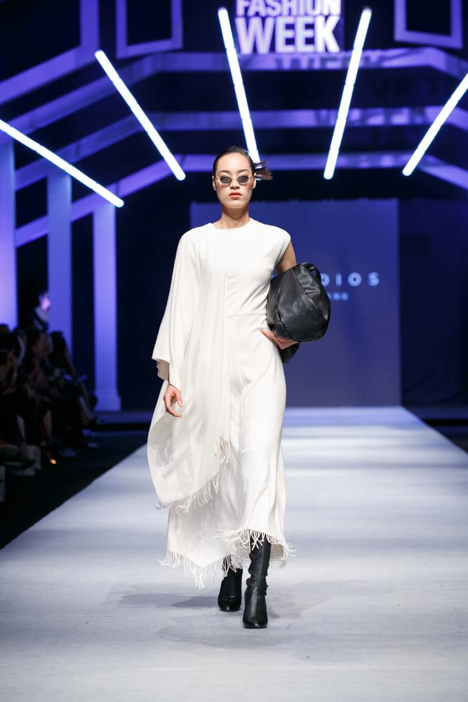 Vẻ yêu kiều, duyên dáng càng được tôn lên với những mẫu áo, váy lệch vai: quyến rũ nhưng vẫn thanh lịch.