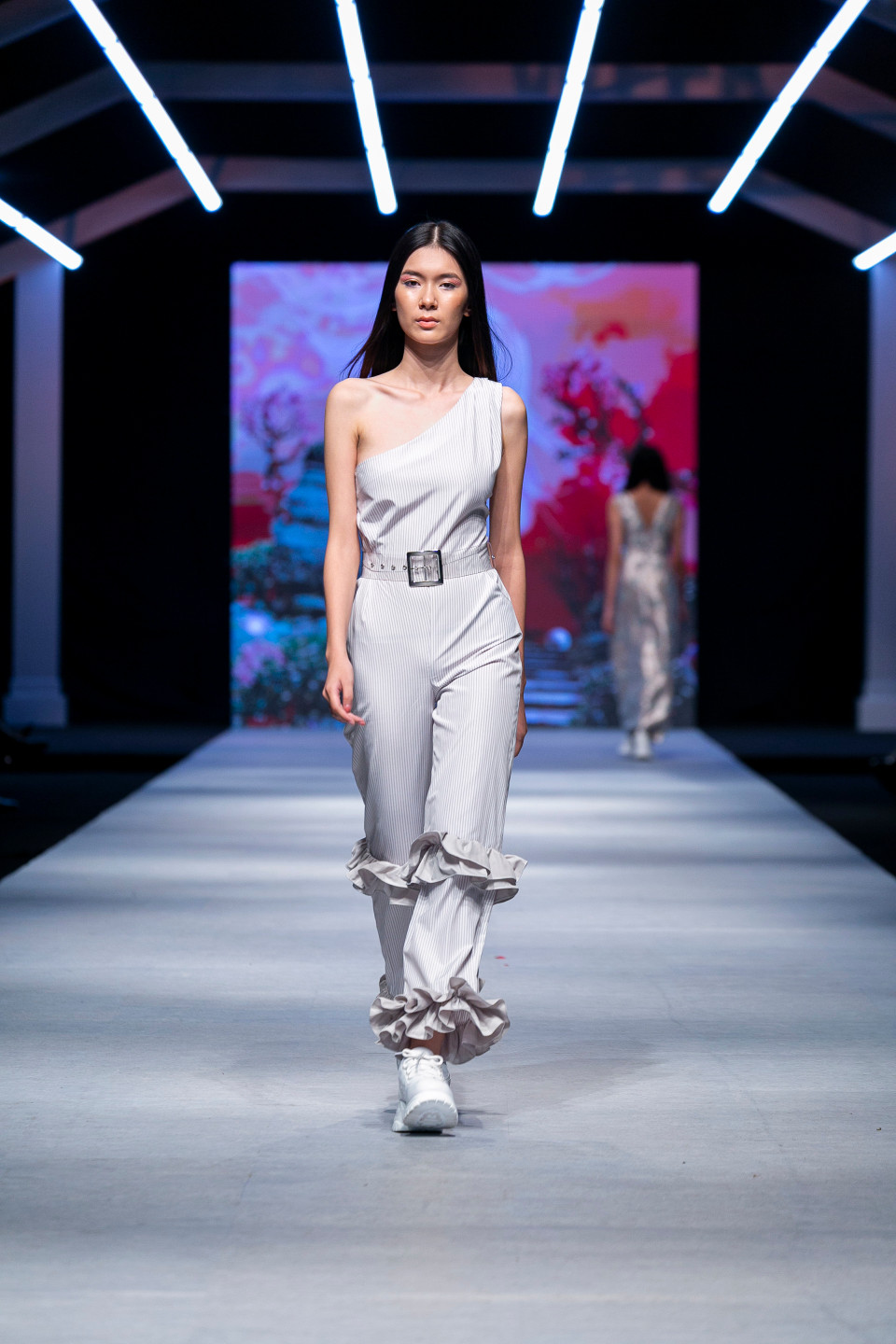 Chất liệu chiffon được sử dụng phần lớn trong các bộ trang phục tạo nên những đường bèo nhún xếp tầng bồng bềnh, thướt tha.