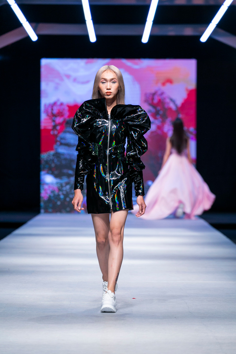 Để đem lại cảm giác nhẹ nhàng, thanh thoát đúng với tinh thần của bộ sưu tập anh đã tối giản các loại phụ kiện như vòng, khuyên, mũ và túi xách...