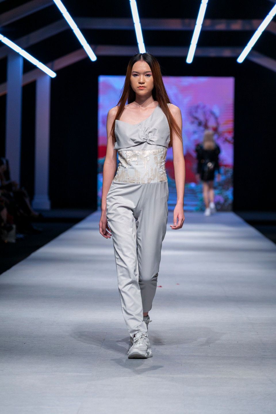 Nếu như khi lên sàn runway, những đôi cao gót thường được xem là ‘vật báu’ của các nàng mẫu thì Mert Erkan lại một lần nữa cho thấy sự phá cách của mình.