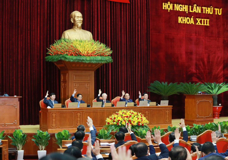 Các đại biểu biểu quyết thông qua chương trình hội nghị. (Ảnh: Phương Hoa/TTXVN)