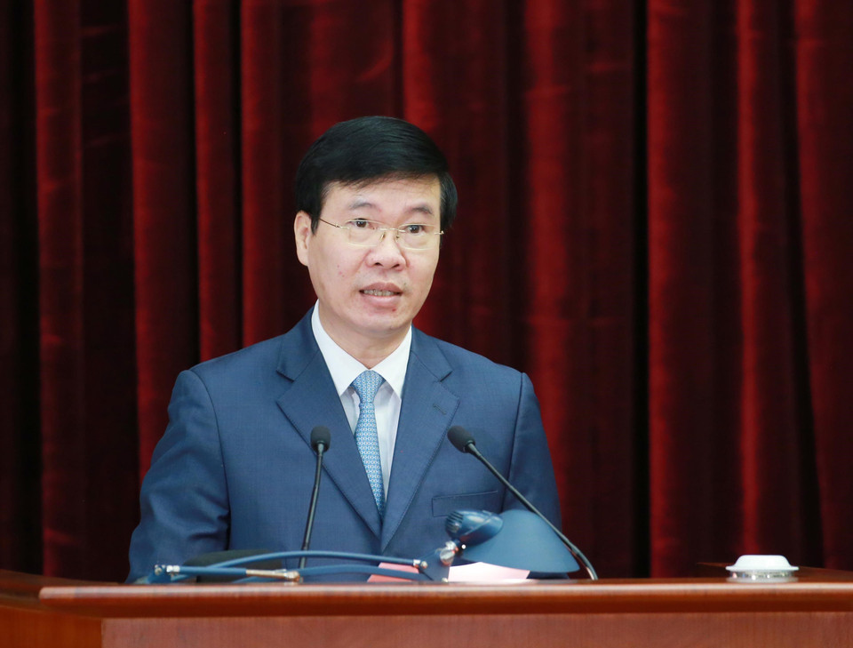 Ông Võ Văn Thưởng, Ủy viên Bộ Chính trị, Thường trực Ban Bí thư báo cáo chương trình hội nghị. (Ảnh: Phương Hoa/TTXVN)