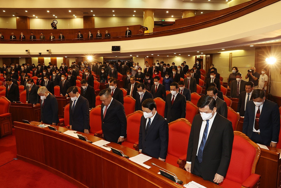 Các lãnh đạo Đảng, Nhà nước và các đại biểu dành một phút mặc niệm đồng bào tử vong, cán bộ, chiến sỹ hy sinh trong đại dịch COVID-19. (Ảnh: Trí Dũng/TTXVN)