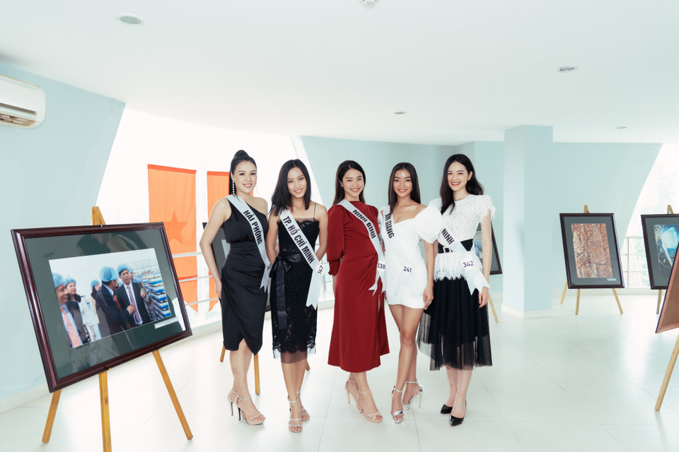 Top 45 thí sinh thăm quan bảo tàng. (Ảnh: Vietnam+)