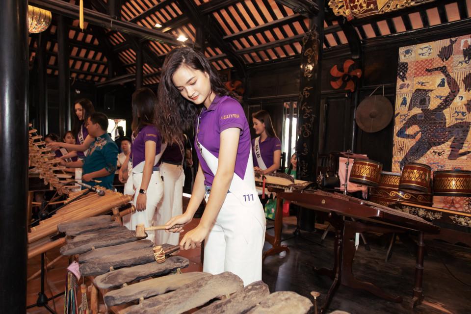 Hành trình khám phá thành phố biển Nha Trang cũng là cơ hội để các thí sinh quảng bá văn hóa Việt Nam. (Ảnh: Vietnam+)
