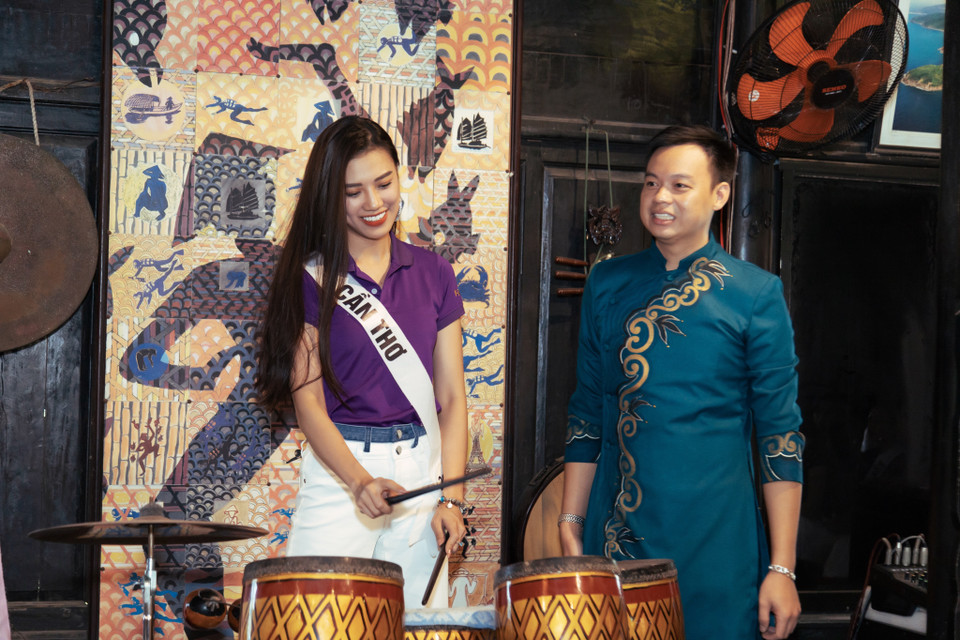 Các thí sinh cũng có cơ hội trải nghiệm và tìm hiểu các dụng cụ âm nhạc khác. (Ảnh: Vietnam+)