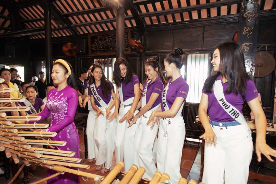 Thực hành vũ điệu với đàn T'Rưng. (Ảnh: Vietnam+)