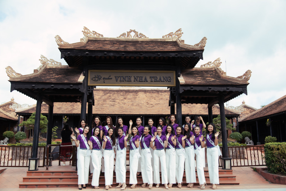 Top 45 thí sinh sau khi tham gia các hoạt động đồng hành cùng cuộc thi tại Đà Lạt, đã di chuyển đến Nha Trang vào ngày 23/11 để bước vào các phần thi phụ, chuẩn bị cho đêm bán kết (03/12) được truyền hình trực tiếp trên kênh VTV9, đêm chung kết (07/12) được truyền hình trực tiếp trên kênh VTV1, từ Nha Trang. (Ảnh: Vietnam+)