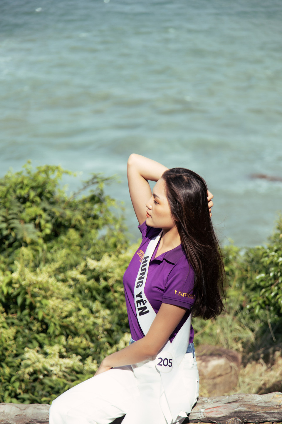 Thí sinh đến từ Hưng Yên khoe dáng trước biển. (Ảnh: Vietnam+)