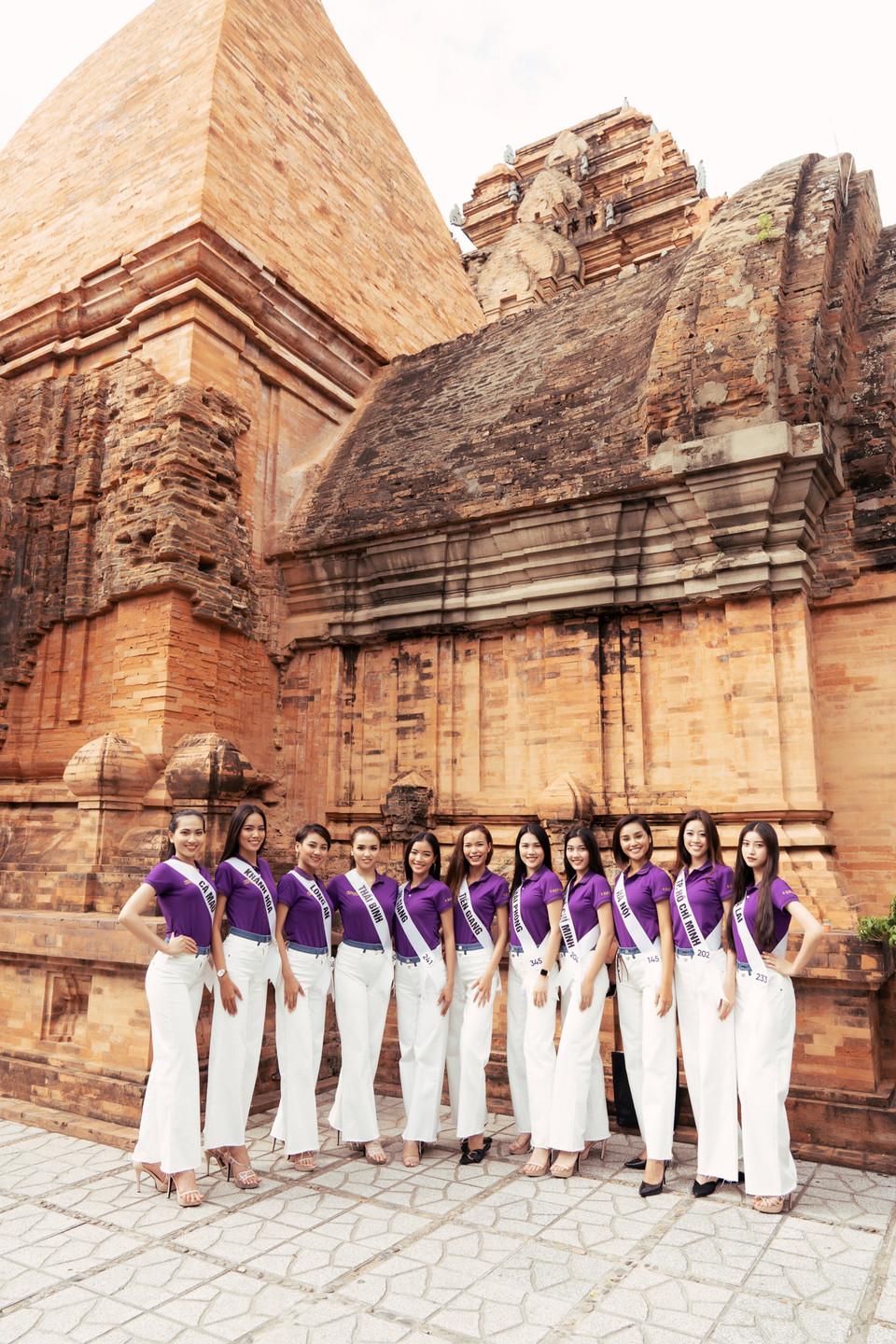 Các thí sinh khám phá Tháp Bà Ponagar. (Ảnh: Vietnam+)