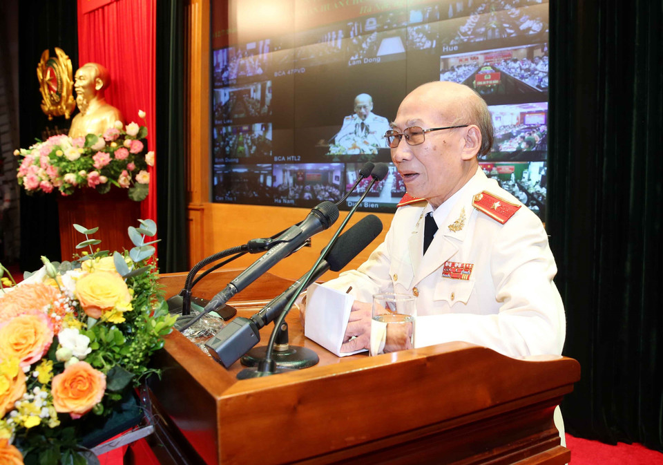 Thiếu tướng Khổng Minh Dụ, nguyên Cục trưởng Cục An ninh chính trị nội bộ, đại diện cán bộ hưu trí của lực lượng an ninh nhân dân phát biểu. (Ảnh: Phạm Kiên/TTXVN)