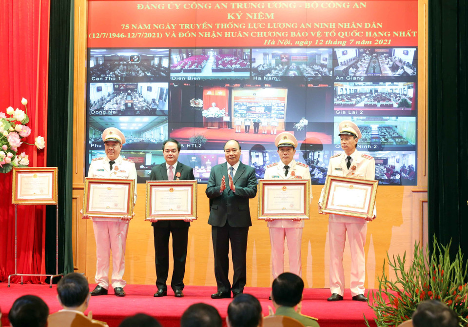 Chủ tịch nước Nguyễn Xuân Phúc trao tặng Huân chương Quân công hạng Nhất, hạng Ba cho các cá nhân trong và ngoài lực lượng an ninh nhân dân. (Ảnh: Phạm Kiên/TTXVN)