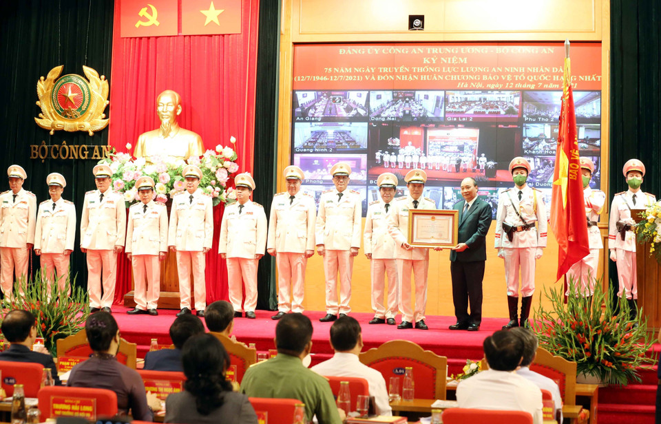 Chủ tịch nước Nguyễn Xuân Phúc trao tặng Huân chương Bảo vệ Tổ quốc hạng Nhất cho lực lượng an ninh nhân dân. (Ảnh: Phạm Kiên/TTXVN