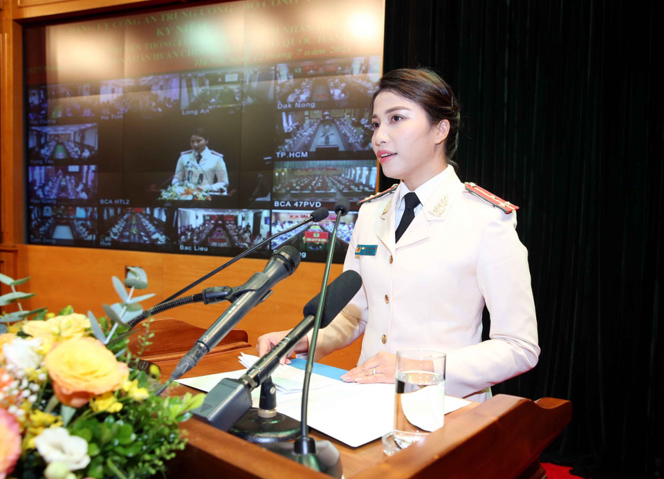 Thượng úy Hoàng Thị Mai Hương, cán bộ Đội An ninh, Công an huyện Đông Anh, đại diện cho tuổi trẻ lực lượng an ninh nhân dân phát biểu. (Ảnh: Phạm Kiên/TTXVN)