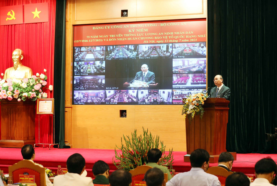 Chủ tịch nước Nguyễn Xuân Phúc phát biểu chỉ đạo tại lễ kỷ niệm 75 năm Ngày truyền thống lực lượng an ninh nhân dân (12/7/1946- 12/7/2021). Ảnh: Phạm Kiên/TTXVN)