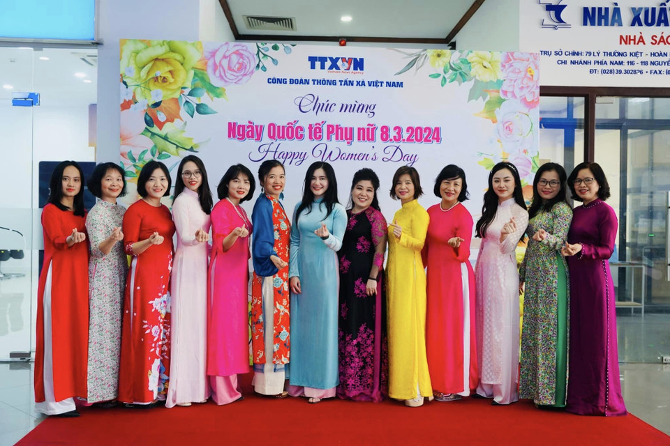 Phóng viên, biên tập viên nữ báo VietnamNews thướt tha trong trang phục áo dài. (Nguồn: Vietnam+)