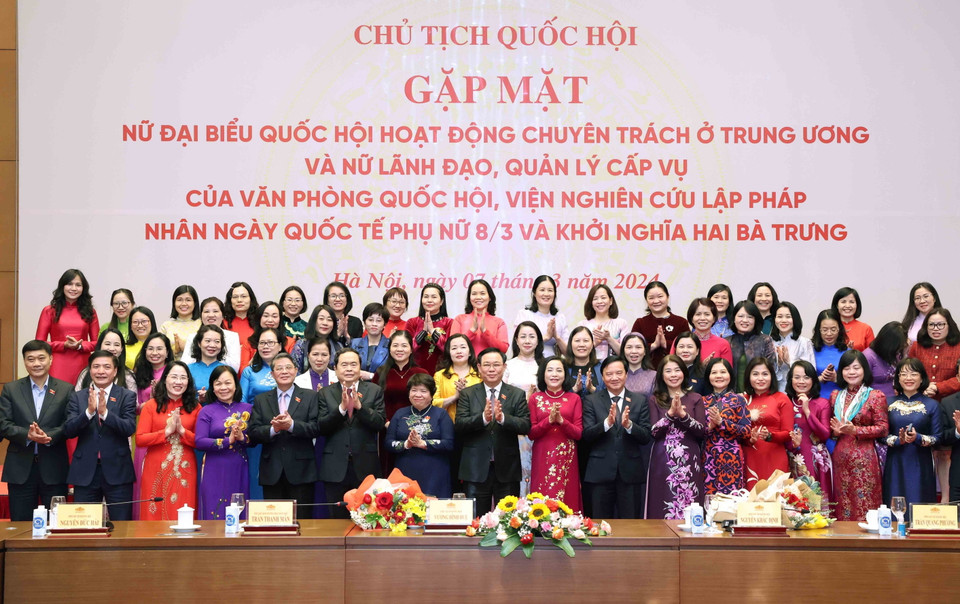 Chủ tịch Quốc hội Vương Đình Huệ và các Phó Chủ tịch Quốc hội với các nữ đại biểu. (Ảnh: Nhan Sáng/TTXVN)
