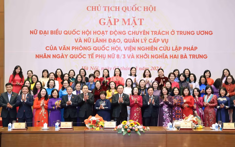 Chủ tịch Quốc hội Vương Đình Huệ và các Phó Chủ tịch Quốc hội với các nữ đại biểu. (Ảnh: Nhan Sáng/TTXVN)
