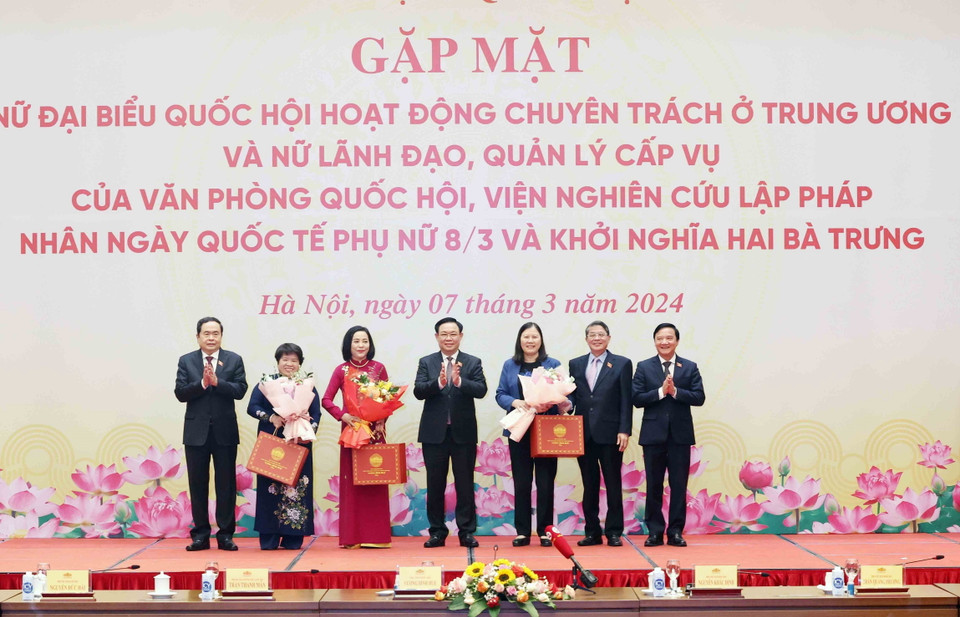 Chủ tịch Quốc hội Vương Đình Huệ và các Phó Chủ tịch Quốc hội chúc mừng các nữ Chủ nhiệm các Ủy ban của Quốc hội. (Ảnh: Nhan Sáng/TTXVN)