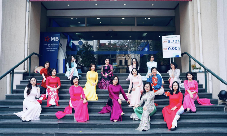 Phóng viên, biên tập viên nữ báo VietnamNews thướt tha trong trang phục áo dài. (Nguồn: Vietnam+)