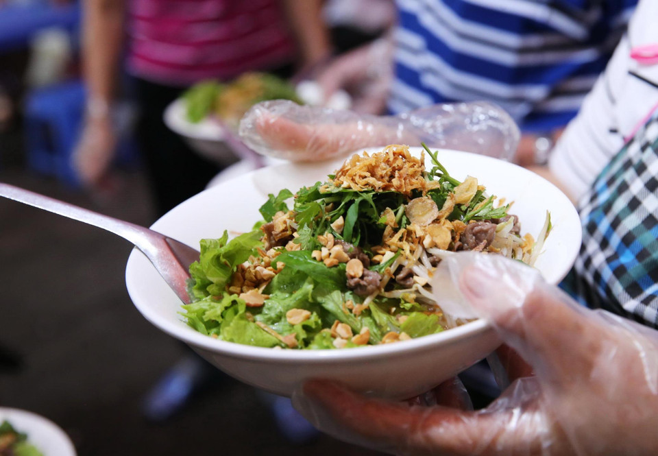  Món Bún bò là sự kết hợp giữa nước mắm pha chua ngọt với thịt bò xào mềm và béo, cùng hành phi, lạc, các loại rau gia vị ăn kèm như húng, xà lách, rau mùi, kinh giới… (Ảnh: Lâm Khánh/TTXVN)