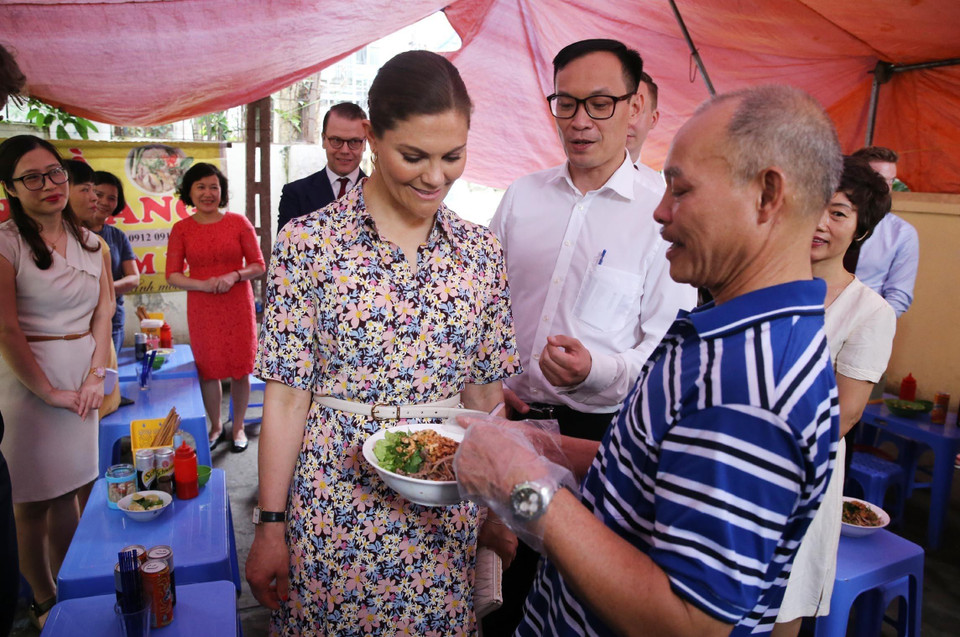Công chúa kế vị Thụy Điển Victoria Ingrid Alice Desiree nghe giới thiệu về món Bún bò Nam Bộ, với các thành phần: bún, thịt bò xào giá, hành khô, nước... (Ảnh: Lâm Khánh/TTXVN)