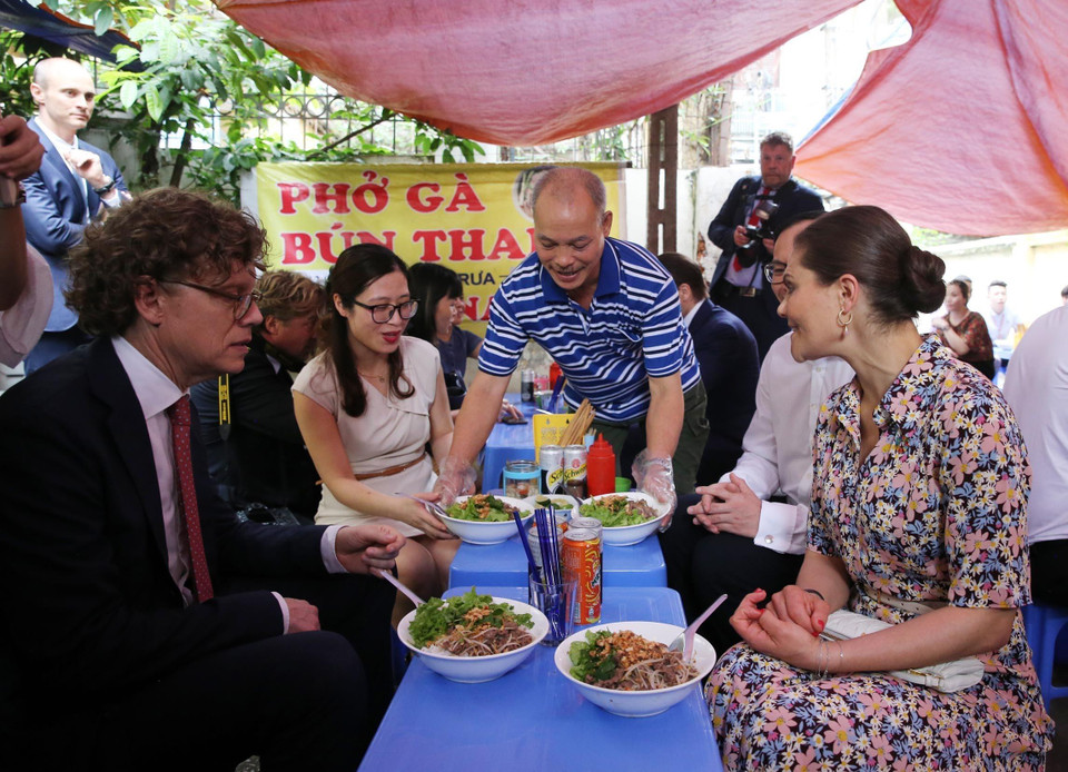 Công chúa kế vị Thụy Điển Victoria Ingrid Alice Desiree (phải) thưởng thức món Bún bò Nam Bộ tại ngõ 35 phố Kim Mã Thượng, phường Cống Vị, quận Ba Đình, Hà Nội. (Ảnh: Lâm Khánh/TTXVN)