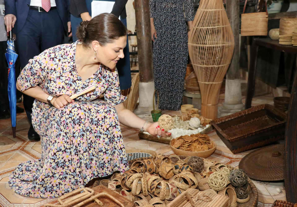Công chúa kế vị Thụy Điển Victoria Ingrid Alice Desiree thăm cơ sở sản xuất mây tre đan. (Ảnh: Văn Điệp/TTXVN)