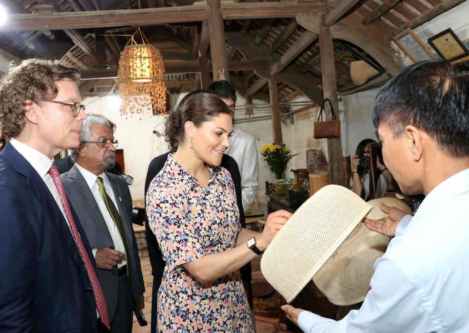 Công chúa kế vị Thụy Điển Victoria Ingrid Alice Desiree tham quan các sản phẩm mây tre thủ công. (Ảnh: Văn Điệp/TTXVN)