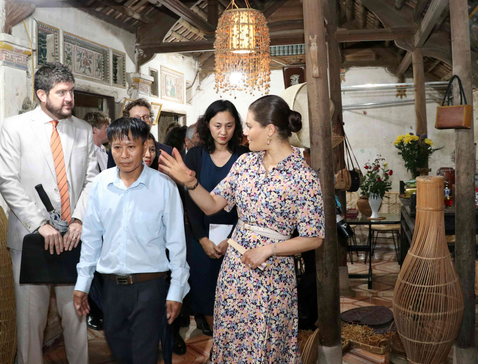 Chiều 7/5, Công chúa kế vị Thụy Điển Victoria Ingrid Alice Desiree đến thăm làng nghề truyền thống mây tre đan tại thôn Phú Vinh, xã Phú Nghĩa, huyện Chương Mỹ, thành phố Hà Nội. (Ảnh: Văn Điệp/TTXVN)