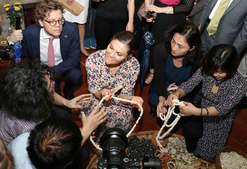 Công chúa kế vị Thụy Điển Victoria Ingrid Alice Desiree thăm cơ sở sản xuất mây tre đan. (Ảnh: Văn Điệp/TTXVN)