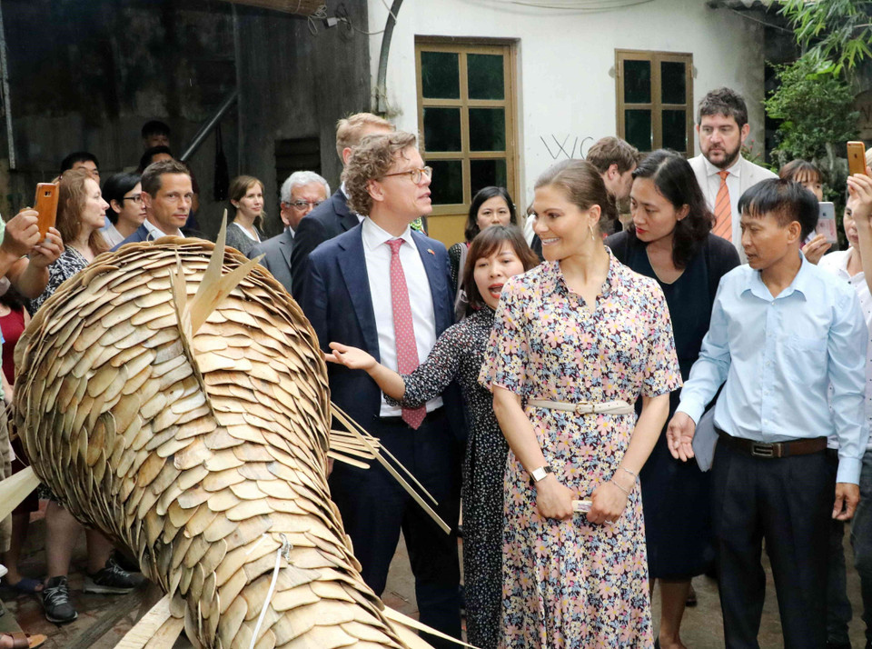 Công chúa kế vị Thụy Điển Victoria Ingrid Alice Desiree xem các sản phẩm mây tre đan. (Ảnh: Văn Điệp/TTXVN)