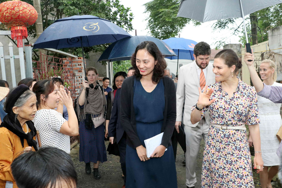 Công chúa kế vị Thụy Điển Victoria Ingrid Alice Desiree vẫy chào người dân làng nghề truyền thống mây tre đan Phú Vinh. (Ảnh: Văn Điệp/TTXVN)