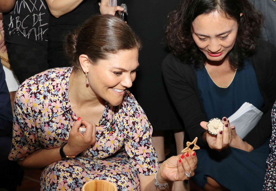 Công chúa kế vị Thụy Điển Victoria Ingrid Alice Desiree xem các sản phẩm mây tre thủ công. (Ảnh: Văn Điệp/TTXVN)