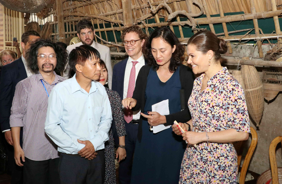 Công chúa kế vị Thụy Điển Victoria Ingrid Alice Desiree thăm cơ sở sản xuất mây tre đan. (Ảnh: Văn Điệp/TTXVN)