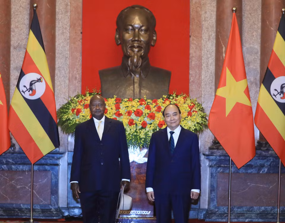 Chủ tịch nước Nguyễn Xuân Phúc đón Tổng thống Uganda Yoweri Kaguta Museve. (Ảnh: Thống Nhất/TTXVN)
