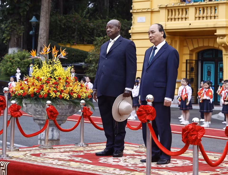 Chủ tịch nước Nguyễn Xuân Phúc và Tổng thống Uganda Yoweri Kaguta Museve nghe quân nhạc cử Quốc thiều hai nước. (Ảnh: Thống Nhất/TTXVN)