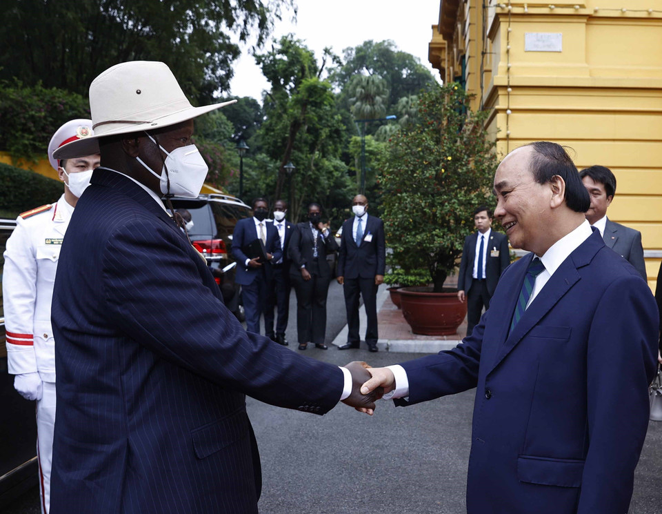 Chủ tịch nước Nguyễn Xuân Phúc đón Tổng thống Uganda Yoweri Kaguta Museve. (Ảnh: Thống Nhất/TTXVN)