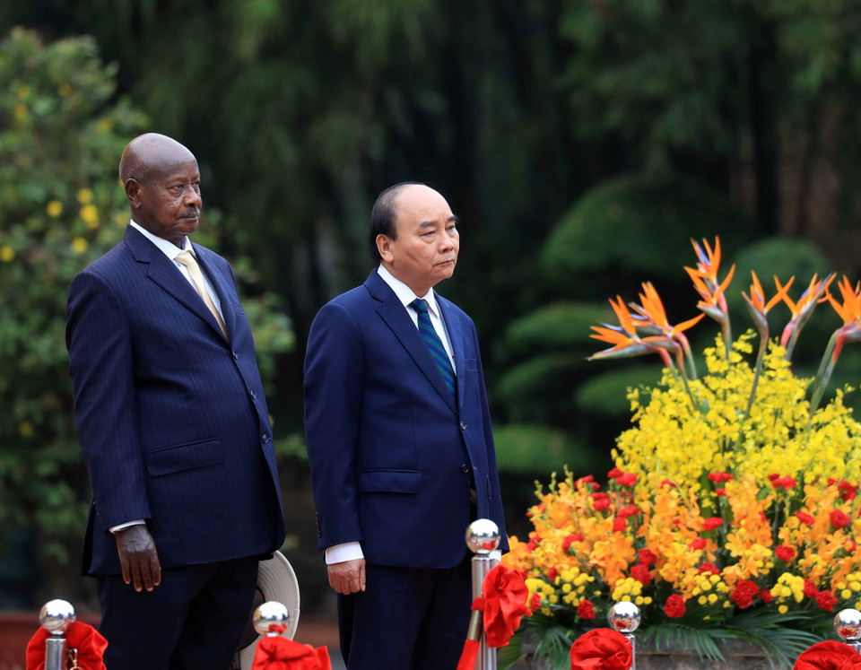 Chủ tịch nước Nguyễn Xuân Phúc và Tổng thống Uganda Yoweri Kaguta Museve nghe quân nhạc cử Quốc thiều hai nước. (Ảnh: Thống Nhất/TTXVN)