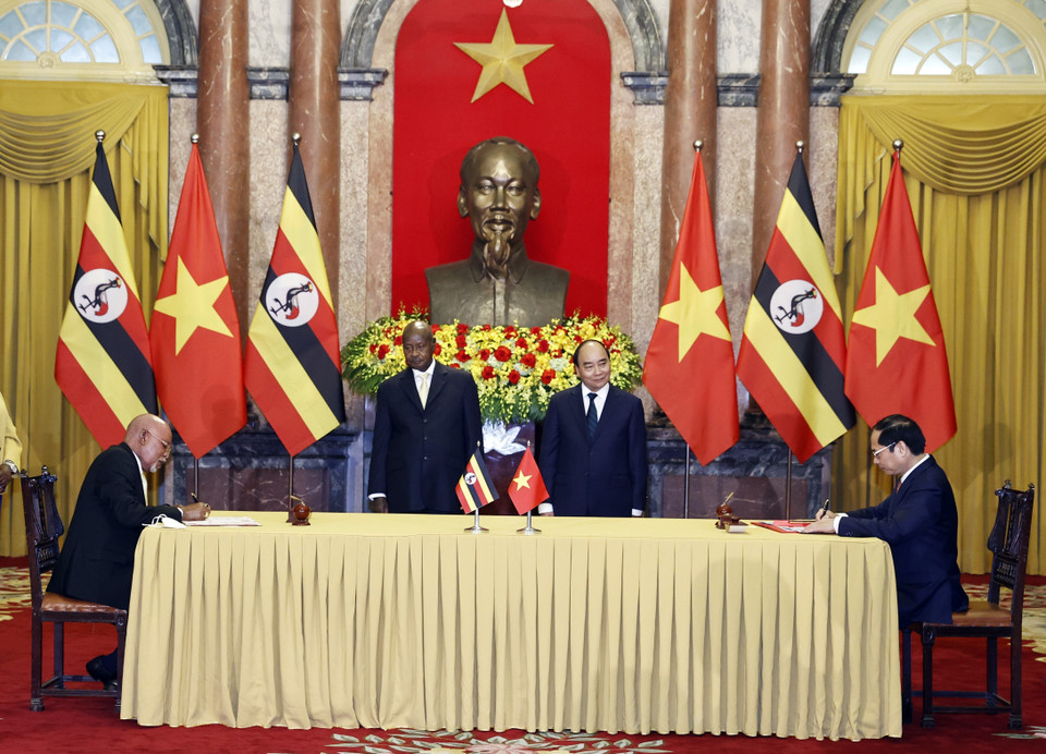 Chủ tịch nước Nguyễn Xuân Phúc và Tổng thống nước Cộng hòa Uganda Yoweri Kaguta Museveni chứng kiến lễ ký Bản ghi nhớ hợp tác giữa hai Bộ Ngoại giao. (Ảnh: Thống Nhất/TTXVN)
